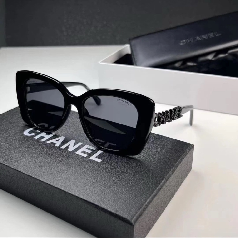 CHANEL Elegant Black Sunglasses